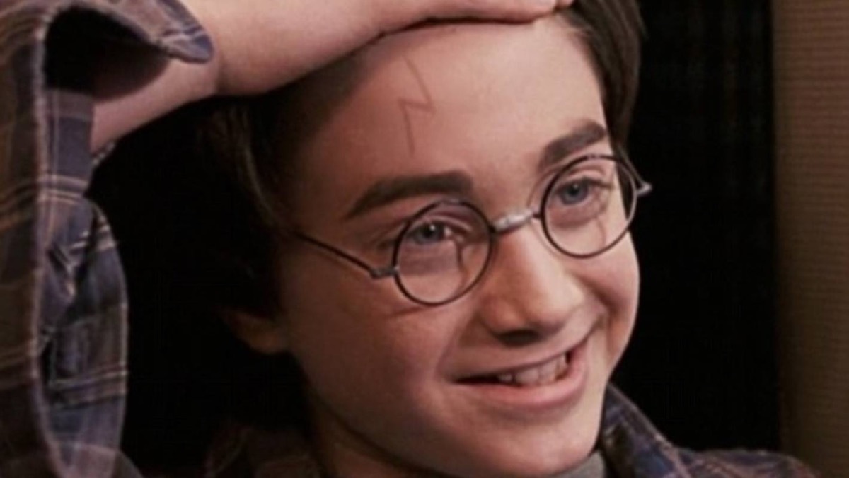 Harry Potter shows lightning bolt scar