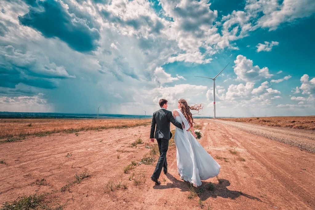 bride and groom walking in desert this is the age most people get married in every US state