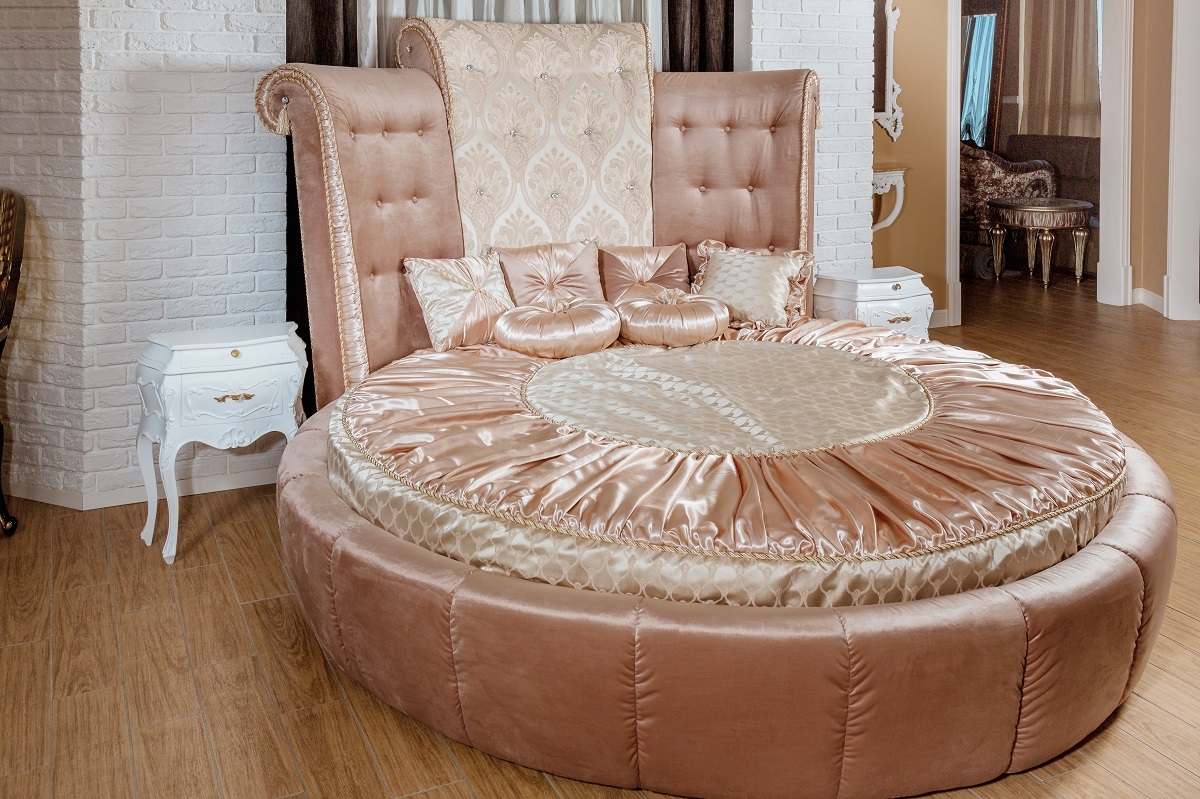 Round bed, rich 80s design trends