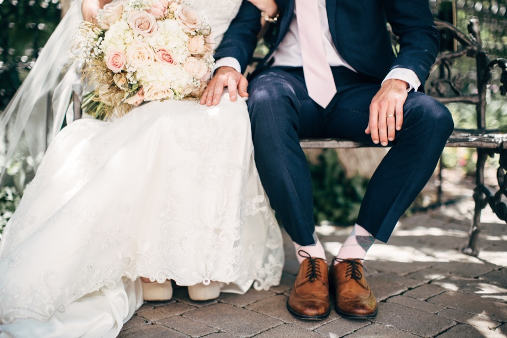 bride and groom sitting on bench this is the age most people get married in every US state