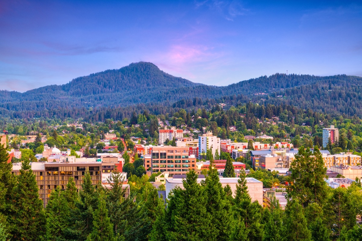 cityscape photo of Eugene, Oregon at dusk