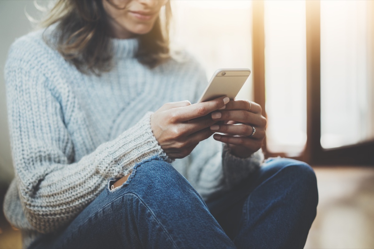 woman typing on her phone,