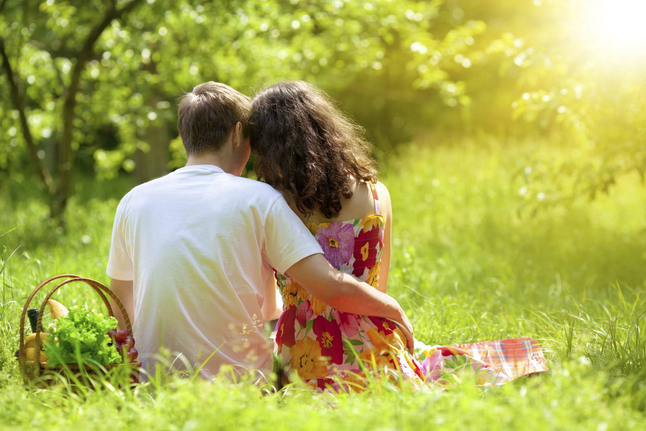 How to Plan a Romantic Picnic