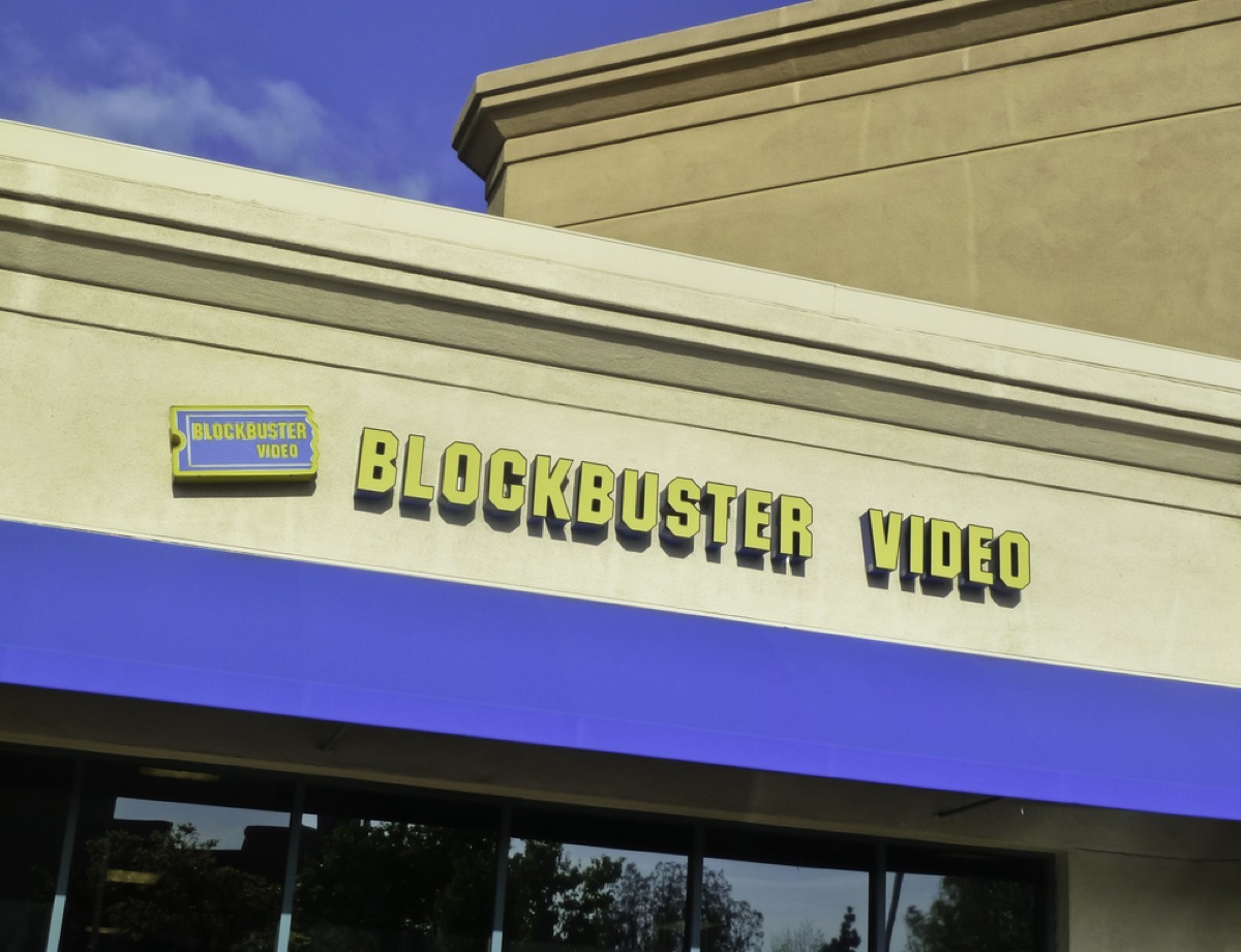 blockbuster video store, things only 90s kids remember