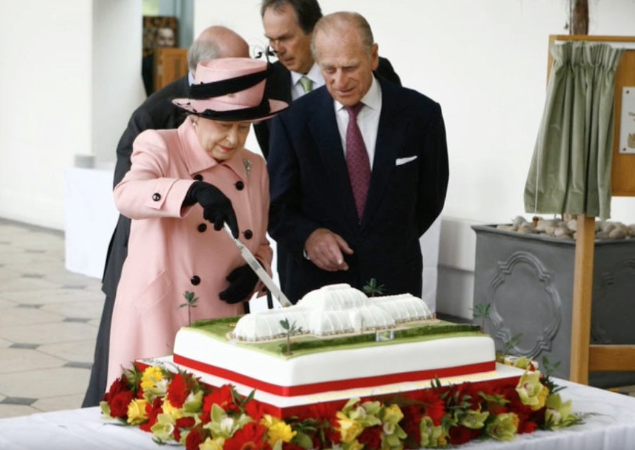 Queen Elizabeth Cutting Cake Royal Marriages