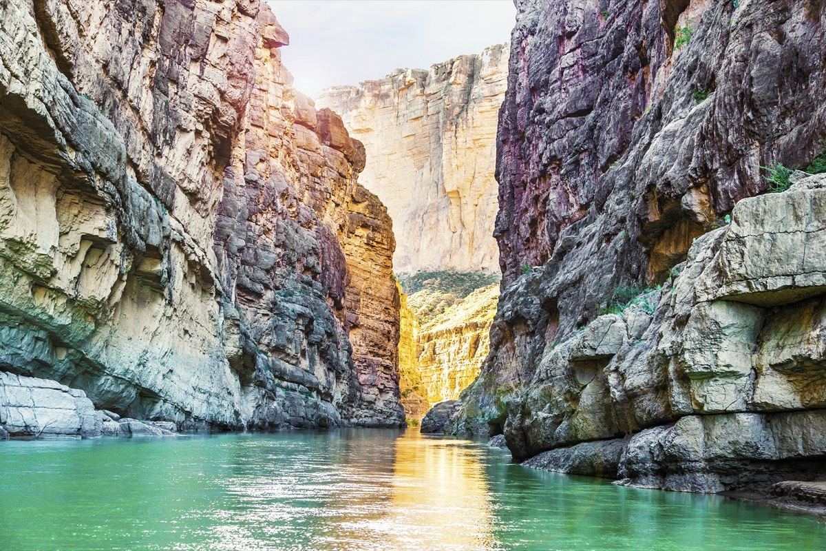 the rio grande river flowing through big bend national park