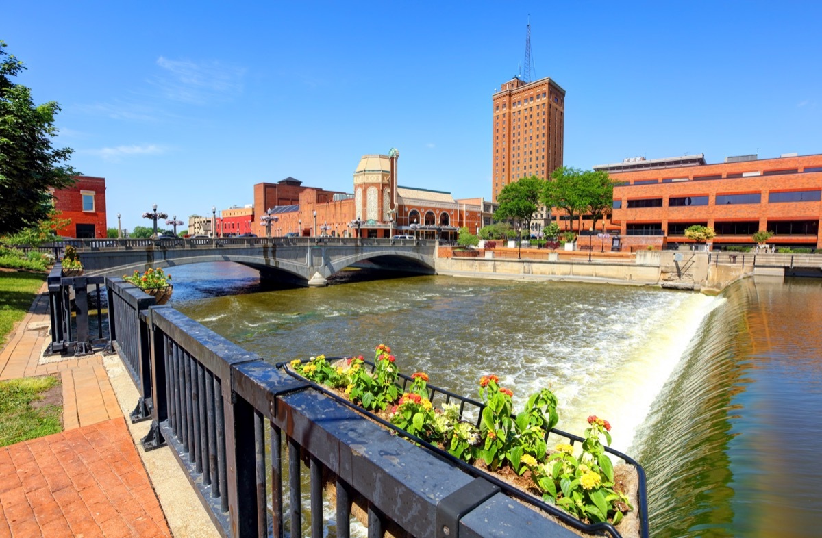 cityscape photo of downtown Aurora, Illinois