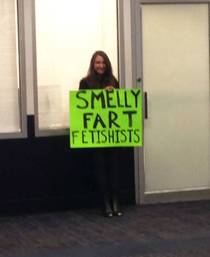 Funny Creative Airport Greeting Signs That Impossible to Miss [85 pics]