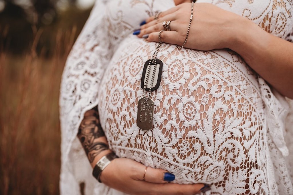 mother-to-be photoshoot for military husband killed in action